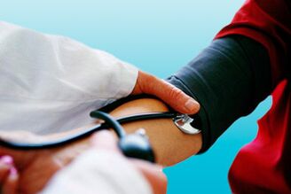 Matuodamas kraujospūdį tonometru, gydytojas gali nustatyti paciento hipertenziją. 